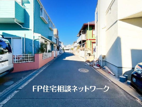 外観:四季を通じて自然と触れ合えるスポットが周辺には盛りだくさん！お散歩やジョギング、週末のご家族での遊びに最適です。目の前に広がる開放感とゆとり、暮らしの夢を育む理想の住まいがここにはあります。