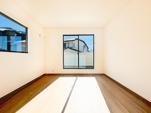 2面採光でお部屋の隅々まで明るい居室。おひさまの光を、爽やかな風をたっぷりと取り込めます。居室内はいつも明るい印象ですので、気持ちの良い朝を迎えられそう。毎日の生活も自然と明るくなりますね。