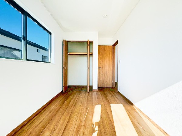 光が取り込みやすい2面採光の居室。日当たり良好です。クローゼットを完備し、収納スペースも十分。初めてのお子様にとっての「自分の部屋」。学習デスクやベッドの配置もラクラクです。