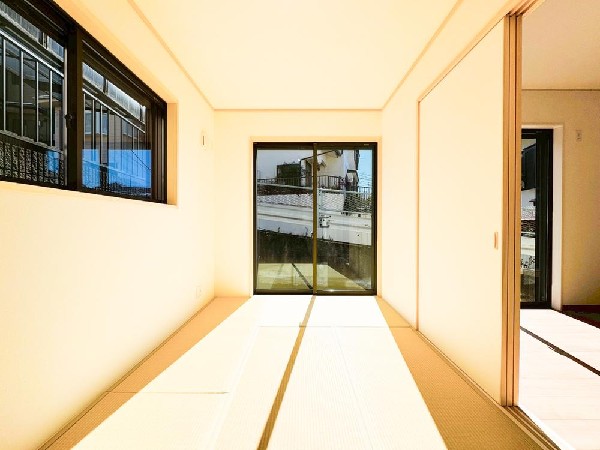 多用途に様々な使い方が出来る和室付きです！お客様がいらっしゃった時の客間として、転んでも痛くないお子様の遊び場として、寝転がってのんびり休日を過ごす場として和室があるのは嬉しいですね！