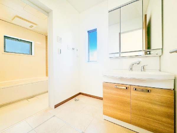 鏡の裏に豊富な収納量を確保した、三面鏡タイプの洗面化粧台。化粧品や歯ブラシなどを機能的に収納できるスペースを設えました。いつも清潔に保ちたい洗面室の整頓にも役立ちますね。