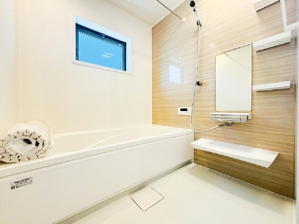 ゆったりと寛げる広々バス。殆どの方は足を伸ばして入浴することが可能で一日の疲れを癒す貴重なバスタイムです。お子様とご一緒にリビングとは違った家族団欒のひと時をお楽しみ下さい。