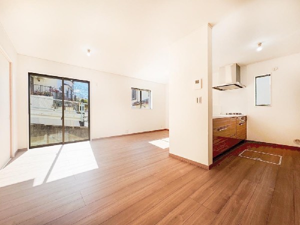 リビングを見渡せるカウンターキッチンでお子様の様子を伺いながら食事の支度が出来ます。家族の気配を感じられる、そんな空間を演出できるキッチンです。