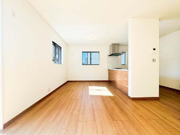 リビングとダイニングは各スペースがしっかりと確保され、かつ一体感のある空間に。家具の配置もしやすい間取り設計です。キッチンは対面式採用でご家族の会話も弾みます。