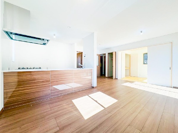 ご家族が集まるからこそＬＤＫは拘りたいですよね！日光をたっぷりと取りこめるリビングでゆったりと過ごしませんか？子供たちが元気に笑いながら走り回っている姿が目に浮かぶ空間です。