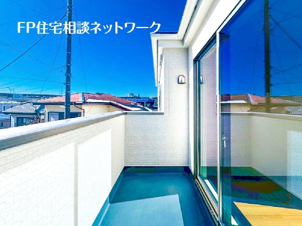 南からの明るい光が差しこむ陽だまりの空間。南に大きく面したバルコニーでお洗濯も干せばあっという間に乾きそうで家事もスムーズにこなせますね！乾いたお洗濯物からは太陽の匂いが感じられる心地よさ。