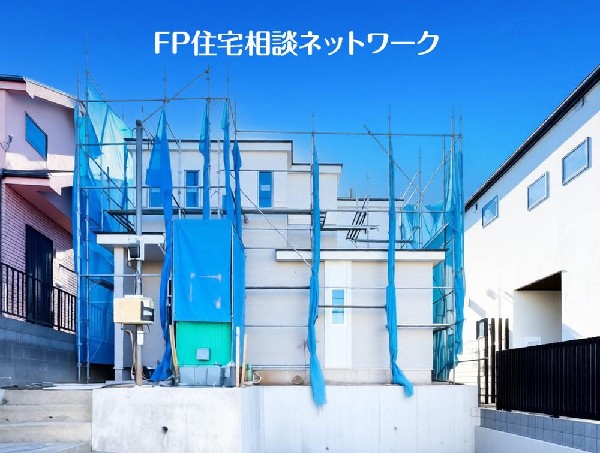 外観:良好な住環境が保たれたエリア。低層の一戸建を中心とした街並みが整然と続き周辺は高い建物が建っておらず、採光や開放性に恵まれ、空が広く緑の多い閑静な趣を感じる環境です。