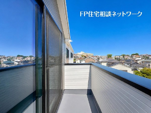 開放的なバルコニーは太陽の温かな温もりをめいっぱい受け止めてくれます。太陽の光と爽やかな風を受けたお洗濯物はあっという間に乾き、取りこむ時には太陽の匂いを感じられそうですね。
