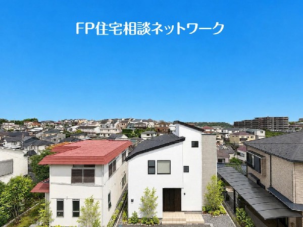 見渡す限りの青空の下、街並みが美しく広がる開放的な眺望です。遠くまで視界が抜けるため、季節や時間帯によって表情を変える景色を楽しみながら、ゆとりある暮らしを満喫できます。