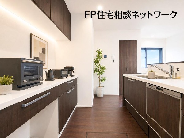 システムキッチンとコーディネイトされたカップボードもあり、収納力も充分です。（本画像はCGで作成しており、実際に現地に家具はおかれておりません。また価格に家具は含まれておりません。）