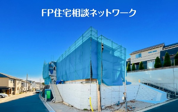 外観:開放感のある現地で、前面道路よりも少し高くなっておりますので、プライベート感も保たれます！高くなっている分、日当りや風通しも良く快適な生活が待っています！