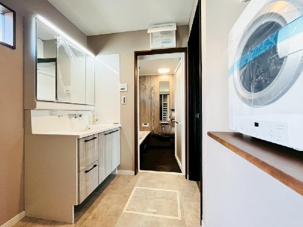 スッキリと片付いたパウダールームで顔を洗うことから一日が始まる。鏡にうつる顔はまだ寝ぼけまなこ。さっぱりしたら自慢のスマイルをひとつ。