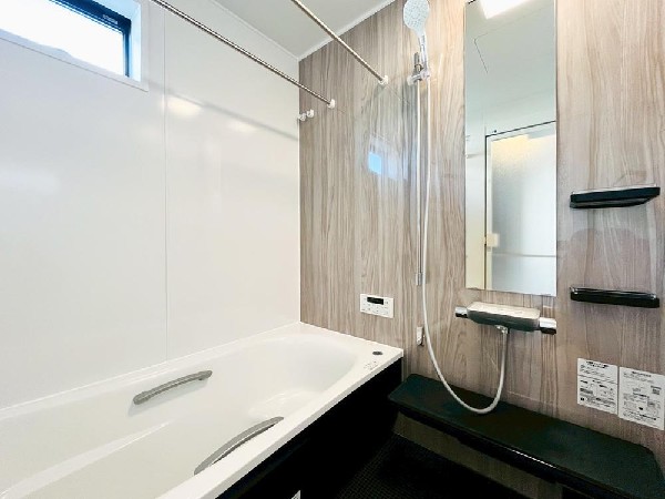 柔らかな曲線で構成されたバスタブ　お気に入りのアロマを焚きながらゆっくりと半身浴を楽しもう。