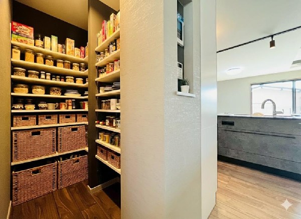 キッチン裏には、ストック食材や調理家電の収納に便利なパントリー収納付です。これだけのスペースがあれば、お水や非常食などの備蓄庫としても活躍しそうです。（本画像はCGで作成しており、実際に現地に家具はおか