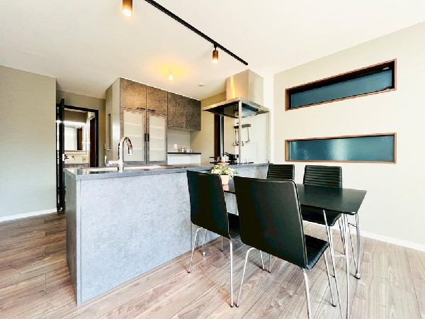 家族の思いを抱きながら、平和であることに感謝したくなる悠久の時。あたかかく感じるのは、陽当りだけではなかった！広く和やかに暮らせる空間と、家族の存在が胸にジーンと響きわたる。