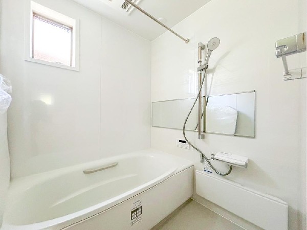 ゆったりとくつろげる広々バス。足までしっかりと伸ばせる浴槽は、心身ともにしっかりと疲れを癒してくれます。お子様とも一緒に浸かれ、ご家族みんなで一緒にバスタイムを楽しめますね♪