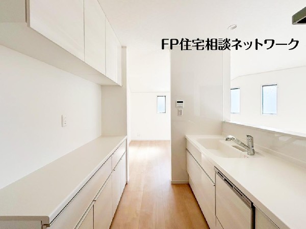 リビングを見渡せるカウンターキッチンでお子様の様子を伺いながら食事の支度が出来ます。家族の気配を感じられる、そんな空間を演出できるキッチンです。