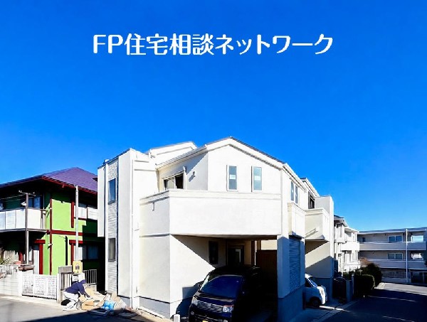外観:閑静な住宅地に馴染む落ち着いた色合いの外観。長く愛着を持って頂きたいからこそ飽きのこないシンプルな色目に仕上げました。外壁には耐久性・防汚性に優れたサイディング材を使用しております！