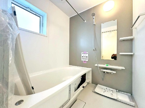 心身の疲れを癒すリラクゼーション空間　カラーも優しく落ち着いたものを　温かなお湯につかりながらゆったりと目を閉じる。