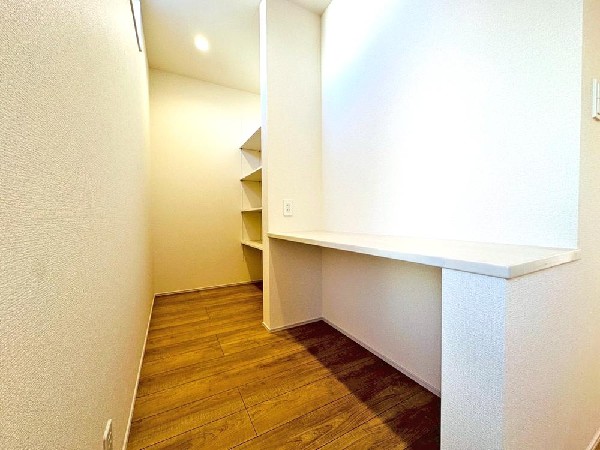 パントリー＆スタディカウンターを配置♪