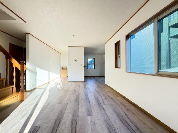 家族の日常が刻まれる大切な空間。窓からのあたたかな光が家族団らんに花を添える。