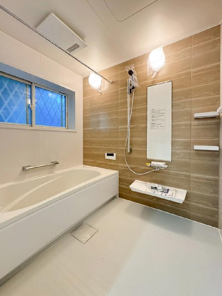 柔らかな曲線で構成されたバスタブ　お気に入りのアロマを焚きながらゆっくりと半身浴を楽しもう。