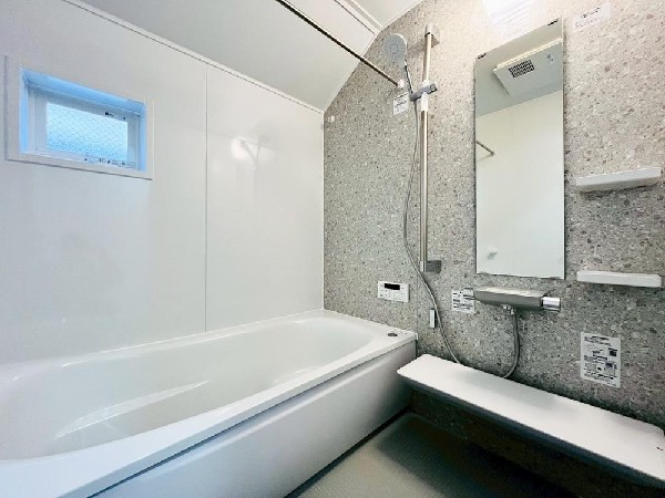 ユニットバスはゆったりとくつろげる1坪タイプ。足までしっかりと伸ばせる浴槽は、心身ともにしっかりと疲れを癒してくれます。お子様と一緒の入浴でも充分な広さです。