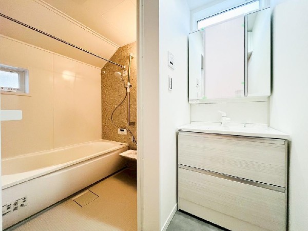 鏡の裏に収納棚を確保した三面鏡を採用。化粧品や歯ブラシなどを機能的に収納。便利な床下収納付き。