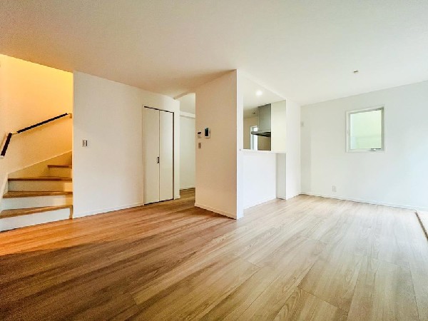 家族と過ごす時間を大切にしたい方にぴったりのゆとりある住空間です。窓からの日差しがリビングの隅々までしっかりと届きます。