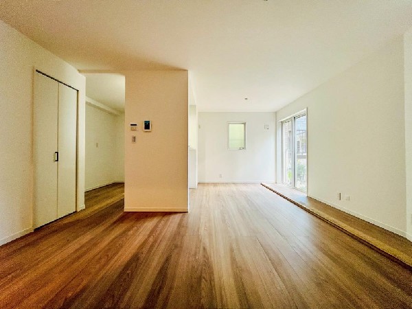 家族と過ごす時間を大切にしたい方にぴったりのゆとりある住空間です。窓からの日差しがリビングの隅々までしっかりと届きます。