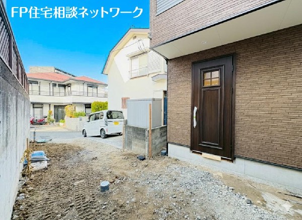 外観:前面道路は車通りの少ない道路。段差もなくお車の出し入れが苦手な方も駐車しやすそうです。