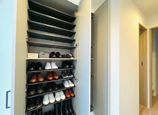 外観:下駄箱は可動棚タイプになっていますので、脚の長いブーツや長靴もたっぷり収納いただけます。スッキリとした玄関で気持ちよく一日を始められそうです。（本画像はCGで作成しており、実際に現地に家具はおかれており