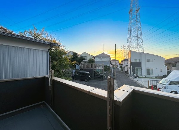 西向き部屋は、冬に長く日差しが入ってくるので、日中暖かく過ごせます。お昼から夕方にかけて太陽光で暖まった室温は、夜になってもなかなか下がりません。そのため、冬場の暖房代も節約可能。