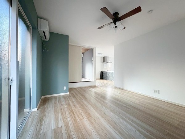 家族と過ごす時間を大切にしたい方にぴったりのゆとりある住空間です。窓からの日差しがリビングの隅々までしっかりと届きます。