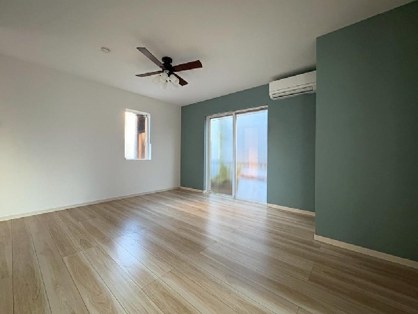 家族と過ごす時間を大切にしたい方にぴったりのゆとりある住空間です。窓からの日差しがリビングの隅々までしっかりと届きます。