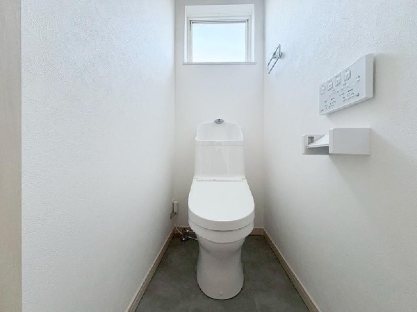 洗浄機能付き便座を標準装備。便座保温機能もあるので寒い季節も安心。