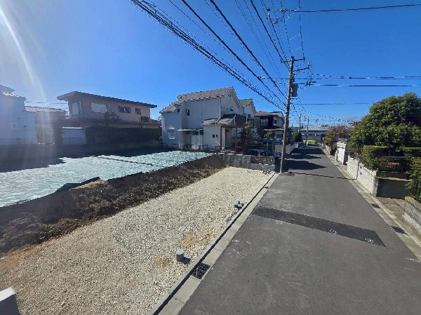 外観:幅約6.0ｍの道路に面しています。敷地との高低差もなく車庫からすぐ道路に出られます。