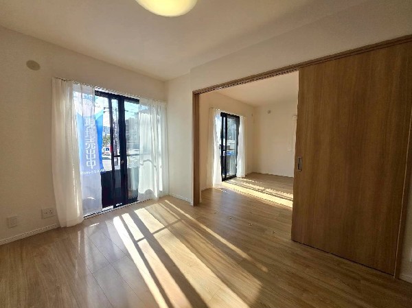 陽光とさわやかな風がハーモニーを奏でるリビング