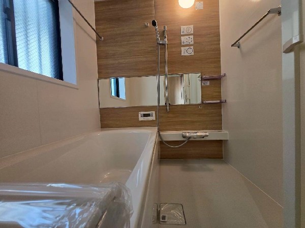 白と木目調を組み合わせた上質感のある浴室空間