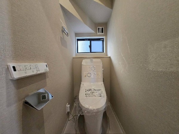 窓から陽ざしが入り、明るく圧迫感のないトイレ