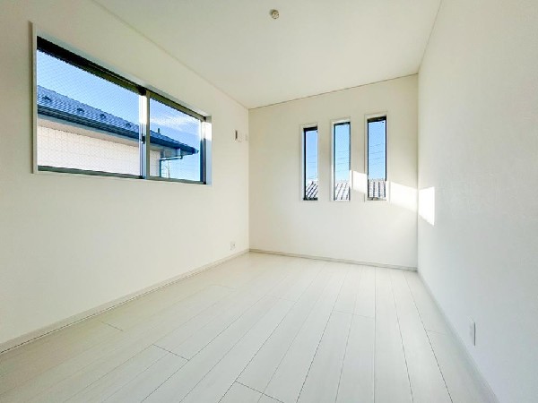 光が取り込みやすい2面採光の居室。日当たり良好です。クローゼットを完備し、収納スペースも十分。初めてのお子様にとっての「自分の部屋」。学習デスクやベッドの配置もラクラクです。