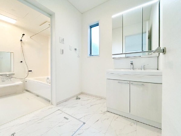 ゆとりのある洗面スペースで、朝の身支度やお掃除・片付けも快適スムーズです。３面鏡で髪のセットやお化粧もストレスなくこなせ、朝から気分良く通勤通学に向かえそうですね！