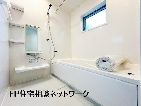 ゆったりとくつろげる広々バス。足までしっかりと伸ばせる浴槽は、心身ともにしっかりと疲れを癒してくれます。お子様とも一緒に浸かれ、ご家族みんなで一緒にバスタイムを楽しめますね♪