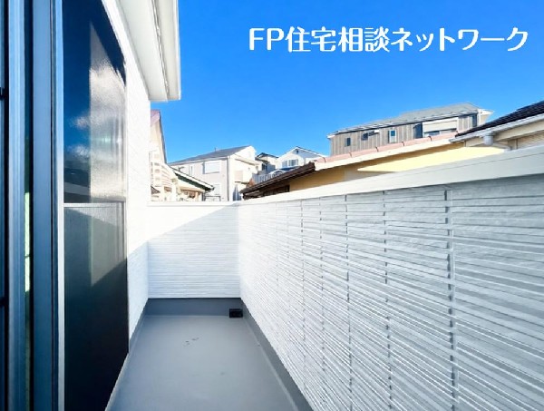 開放的なバルコニーは太陽の温かな温もりをめいっぱい受け止めてくれます。太陽の光と爽やかな風を受けたお洗濯物はあっという間に乾き、取りこむ時には太陽の匂いを感じられそうですね。