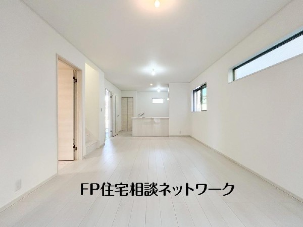 ソファを置いてゆったり寛げる広さのリビングは、ご家族の憩いの場にぴったり！ダイニングテーブルやソファー、ローテーブル等の家具もしっかりと配置できます。