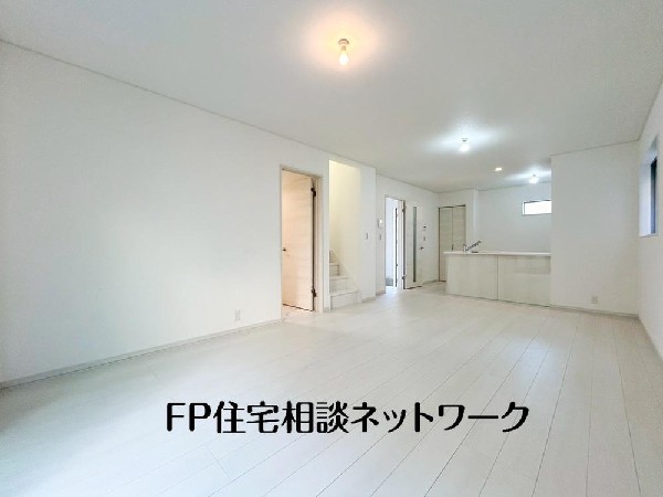 リビングとダイニングは各スペースがしっかりと確保され、かつ一体感のある空間に。家具の配置もしやすい間取り設計です。キッチンは対面式採用でご家族の会話も弾みます。