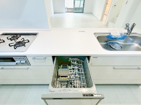 「浄水器・食洗機」を標準装備したキッチンはナチュラルな色合いで飽きのこないデザインです。小窓かがあるので料理中の気になる匂いも換気が行えます。