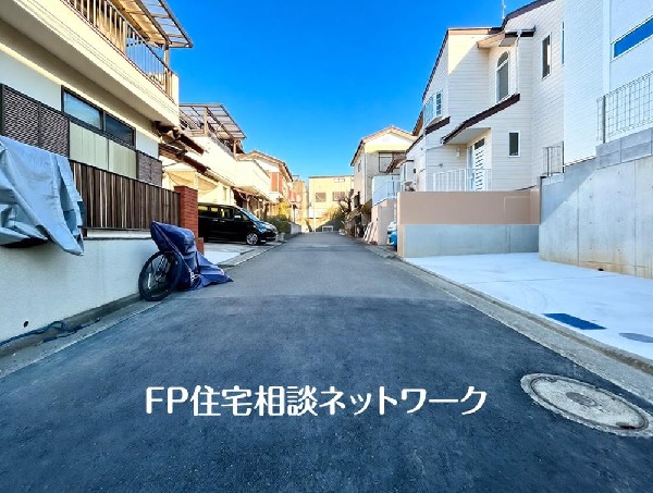 外観:良好な住環境が保たれたエリア。低層の一戸建を中心とした街並みが整然と続き周辺は高い建物が建っておらず、採光や開放性に恵まれ、空が広く緑の多い閑静な趣を感じる環境です。