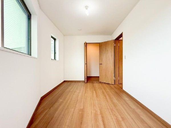 日差しを長時間受ける事が出来る暖かいお部屋です。もちろんペアガラスなので、遮音性にも優れ結露も発生しにくい構造。サッシ周りのカビが発生しにくくなりますね。