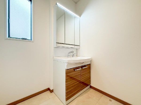 ゆとりのある洗面スペースで、朝の身支度やお掃除・片付けも快適スムーズです。３面鏡で髪のセットやお化粧もストレスなくこなせ、朝から気分良く通勤通学に向かえそうですね！